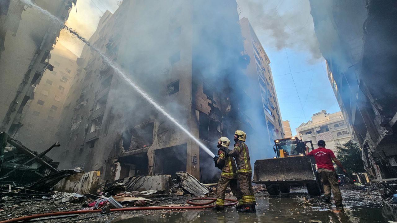 Los bomberos combaten las llamas de un edificio afectado por un ataque aéreo israelí que tuvo como objetivo el barrio de Haret Hreik, en los suburbios del sur de Beirut, en medio de la guerra en curso entre Israel y Hezbolá. | Foto:AFP