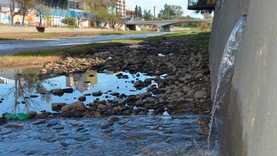 Vertidos clandestinos en el Río Suquía: un video viral revela la crisis ambiental que persiste en Córdoba