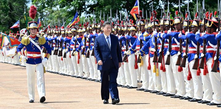 El presidente de Brasil, Luiz Inácio Lula da Silva, y su esposa, Rosangela da Silva, reciben calurosamente al presidente chino, Xi Jinping, y ofrecen una gran ceremonia de bienvenida previo a las conversaciones entre Xi y Lula, en Brasilia, Brasil.