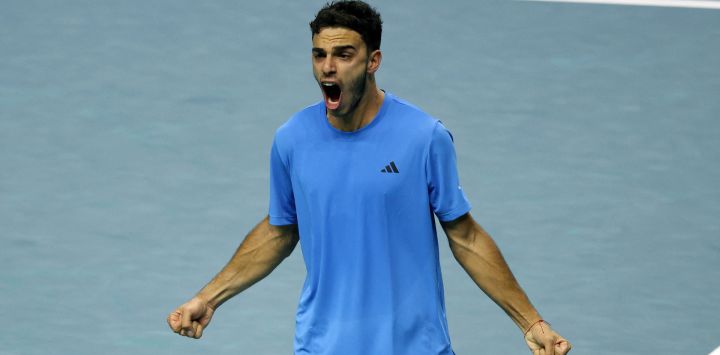 Francisco Cerundolo, del equipo de Argentina, celebra vencer a Lorenzo Musetti, del equipo de Italia, durante su partido de individuales de cuartos de final entre Italia y Argentina en las finales de la Copa Davis en el Palacio de Deportes José María Martín Carpena en Málaga, sur de España.