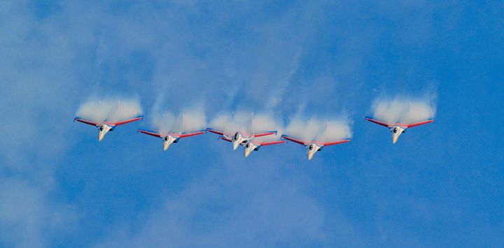 Imagen de aviones de combate del equipo acrobático Caballeros Rusos realizando un entrenamiento de adaptación, en Zhuhai, en la provincia de Guangdong, en el sur de China.