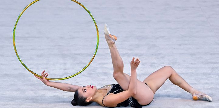 Imagen de Manuela Gallego, de Colombia, compitiendo durante las eliminatorias individuales de all-around en el Torneo Internacional de Gimnasia Rítmica 2024, en Doha, Qatar.