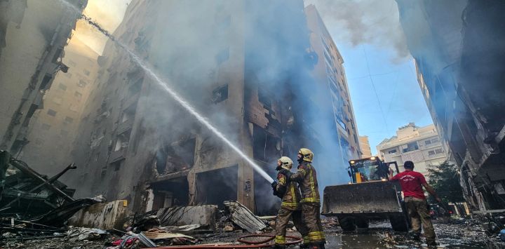 Los bomberos combaten las llamas de un edificio afectado por un ataque aéreo israelí que tuvo como objetivo el barrio de Haret Hreik, en los suburbios del sur de Beirut, en medio de la guerra en curso entre Israel y Hezbolá.