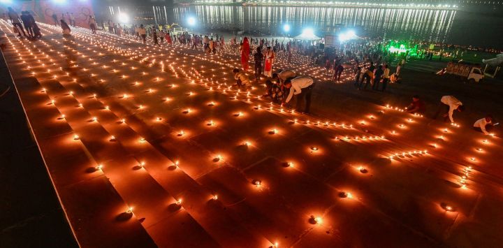 Los devotos encienden lámparas de aceite tradicionales mientras celebran el festival hindú de 'Dev Deepawali' en Sangam, la confluencia de los ríos Ganges, Yamuna y el mítico Saraswati en Prayagraj, India.