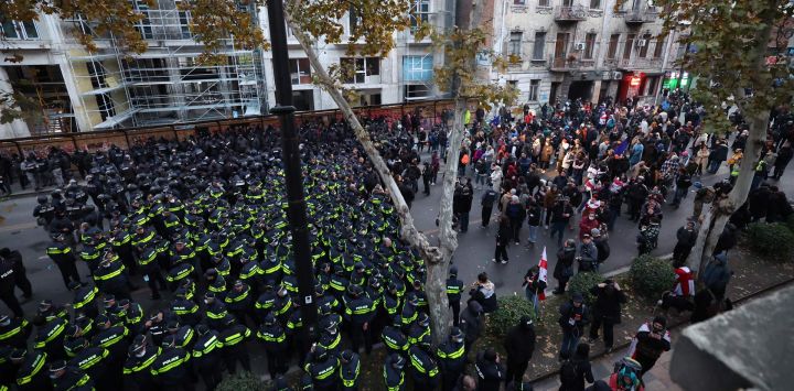 Manifestantes georgianos se enfrentan a agentes de la ley durante una protesta contra los resultados de las elecciones parlamentarias del mes pasado en Tbilisi.