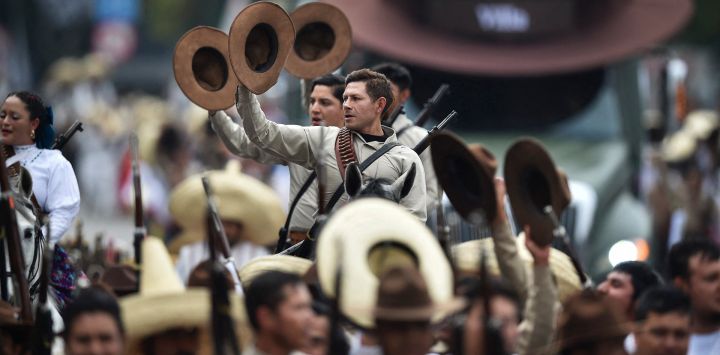 Miembros del ejército mexicano vestidos como soldados revolucionarios participan en el desfile militar conmemorativo del 114 aniversario de la Revolución Mexicana en la Plaza del Zócalo de la Ciudad de México.