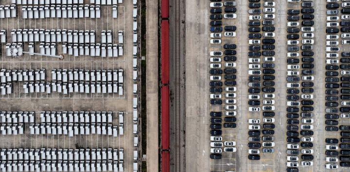 Vista aérea tomada con un dron de vehículos siendo transportados en una estación ferroviaria de CRIntermodal, en Wuhan, en la provincia de Hubei, en el centro de China.