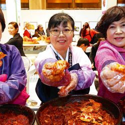 La preparación del kimchi es colectiva. | Foto:Centro Cultural Coreano