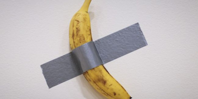 La obra 'Comedian', del italiano Maurizio Cattelan, una banana pegada en la pared, fue vendida en 6,2 millones de dólares.