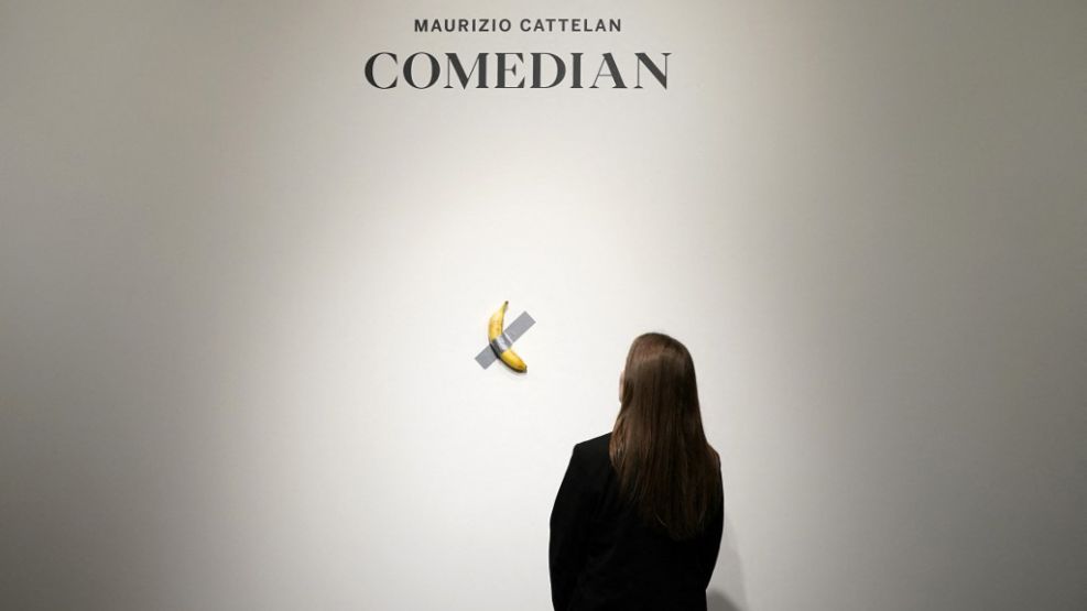 La obra 'Comedian', del italiano Maurizio Cattelan, una banana pegada en la pared, fue vendida en 6,2 millones de dólares.