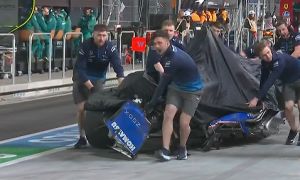 Los mecánicos de Williams se llevan el auto destrozado de Franco Colapinto a los boxes, a ver qué se puede hacer para repararlo.