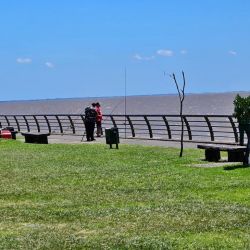 El parque posee distintos servicios como baños, enfermería, bebederos de agua y quioscos.
