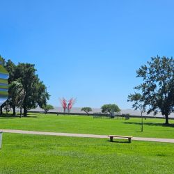 El parque posee distintos servicios como baños, enfermería, bebederos de agua y quioscos.