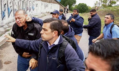 La piña a Sergio Berni por Maxi Failla