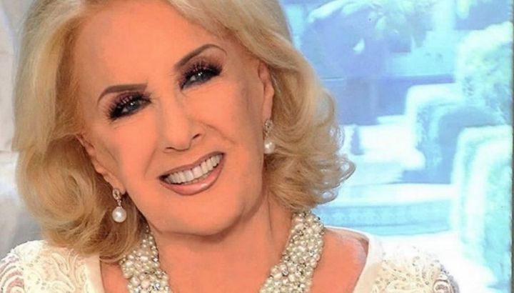 Falda con bolsillos y blusa bordada: el look de Mirtha Legrand que marca tendencia