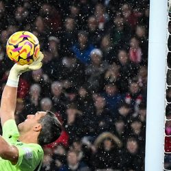 El arquero inglés del Southampton, Alex McCarthy, salta para evitar que la pelota entre en el arco durante el partido de fútbol de la Premier League inglesa entre Southampton y Liverpool en el St Mary's Stadium en Southampton, sur de Inglaterra. | Foto:JUSTIN TALLIS / AFP