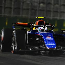 Franco Colapinto de Argentina conduce el Williams FW46 Mercedes durante el Gran Premio de Fórmula 1 de Las Vegas. | Foto:Rudy Carezzevoli / GETTY IMAGES NORTH AMERICA / Getty Images via AFP