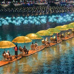 Imagen de personas tomando balsas de bambú en el río Gongshui, en la provincia de Hubei, en el centro de China. | Foto:Xinhua/Cheng Min