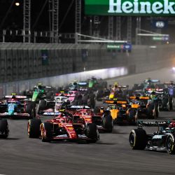 Imagen de pilotos arrancando durante la carrera del Gran Premio de Estados Unidos de Fórmula Uno 2024 en el Circuito de Las Vegas. | Foto:Xinhua/Song Haiyuan