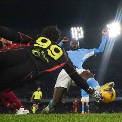 Imagen de Romelu Lukaku, de Napoli, disparando para anotar un gol durante el partido de fútbol de la Serie A entre Napoli y Roma, en Nápoles, Italia. | Foto:Xinhua/Alberto Lingria