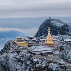 Imagen tomada con un dron de una vista de la cumbre del monte Emei, o Jinding en chino, en la provincia de Sichuan, en el suroeste de China. | Foto:Xinhua/Jiang Hongjing
