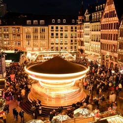 La gente visita la feria navideña que acaba de inaugurarse en la céntrica plaza Roemer en Frankfurt am Main, en el oeste de Alemania. | Foto:KIRILL KUDRYAVTSEV / AFP