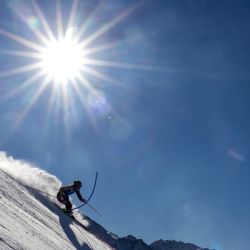 La sueca Cornelia Oehlund compite durante la primera manga de la carrera de slalom femenina durante la Copa del Mundo de Esquí Alpino de la FIS en Hochgurgl, Austria. | Foto:Johann Groder / varias fuentes / AFP