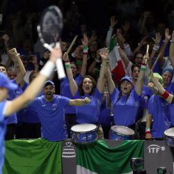 Los aficionados italianos celebran la victoria de Jannik Sinner sobre Tallon Griekspoor de los Países Bajos durante su último partido individual entre Italia y los Países Bajos en las finales de la Copa Davis en el Palacio de Deportes José María Martín Carpena en Málaga, sur de España. | Foto:Thomas Coex / AFP