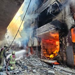Los bomberos luchan contra las llamas después de que un ataque aéreo israelí alcanzara un edificio en el barrio de Hadath, en los suburbios del sur de Beirut, en medio de la guerra en curso entre Israel y Hezbolá. | Foto:AFP