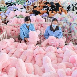 Los empleados trabajan en una línea de producción de osos de peluche para la exportación en una fábrica de juguetes en Lianyungang, en la provincia oriental china de Jiangsu. | Foto:AFP