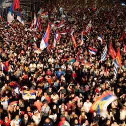 Los partidarios del presidente electo de Uruguay, Yamandú Orsi, de la coalición Frente Amplio, asisten a su discurso de victoria después de la segunda vuelta de las elecciones presidenciales en Montevideo. El izquierdista Yamandú Orsi, elegido presidente de Uruguay tras los comicios del domingo, prometió llamar "una y otra vez" al diálogo nacional en un discurso a sus partidarios después de que los resultados electorales lo mostraran como ganador. | Foto:Santiago Mazzarovich / AFP