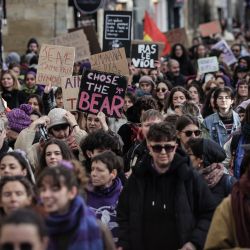 Personas participan en una manifestación para condenar la violencia sexista y sexual contra las mujeres y conmemorar el Día Internacional de la Eliminación de la Violencia contra la Mujer en Burdeos, suroeste de Francia. | Foto:Thibaud Moritz / AFP