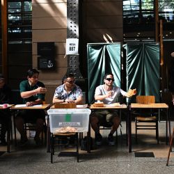 Un anciano vota en un colegio electoral durante la segunda vuelta de las elecciones para gobernador en Santiago, Chile. | Foto:RODRIGO ARANGUA / AFP