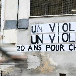 Un ciclista pasa junto a un collage en el que se puede leer "Una violación es una violación, 20 años para cada uno" al margen del juicio contra Dominique Pelicot, expareja de Gisele Pelicots, acusado de drogarla durante casi diez años e invitar a desconocidos a violarla en su casa de Mazan, una pequeña ciudad del sur de Francia, en Avignon, cuando los fiscales franceses empezarán a presentar sus solicitudes de sentencia a los jueces. | Foto:CHRISTOPHE SIMON / AFP