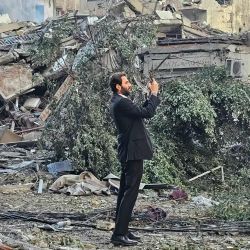 Un hombre inspecciona los escombros en el lugar de los ataques aéreos israelíes que tuvieron como blanco el barrio de Haret Hreik, en los suburbios del sur de Beirut, en medio de la guerra en curso entre Israel y Hezbolá. | Foto:AFP