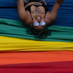 Un juerguista participa en el desfile anual del Orgullo en Río de Janeiro, Brasil. | Foto:PABLO PORCIUNCULA / AFP