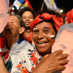 Un partidario del presidente electo de Uruguay, Yamandú Orsi, de la coalición Frente Amplio, celebra después de la segunda vuelta de las elecciones presidenciales en Montevideo. | Foto:Santiago Mazzarovich / AFP