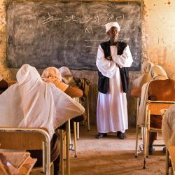 Un profesor vigila a los estudiantes de secundaria durante sus exámenes de fin de año en la aldea de Usli, en el norte de Sudán. | Foto:AFP