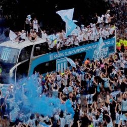 Una multitud de hinchas de Racing celebró junto al plantel en el Obelisco tras la conquista de la Copa Sudamericana. | Foto:NA/CLAUDIO FANCHI