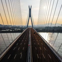 Vista aérea tomada con un dron del súper puente principal Fulong Xijiang, en Foshan, en la provincia de Guangdong, en China. El puente, cuya apertura al tráfico está prevista para el viernes, mejorará aún más el sistema de transporte de la zona occidental de Guangzhou y Foshan, en Guangdong, en el sur de China. | Foto:Xinhua/Liu Dawei
