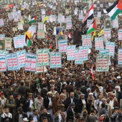 Yemeníes asisten a una manifestación en solidaridad con Palestina y Líbano, en Saná, la capital yemení controlada por los hutíes. | Foto:MOHAMMED HUWAIS / AFP