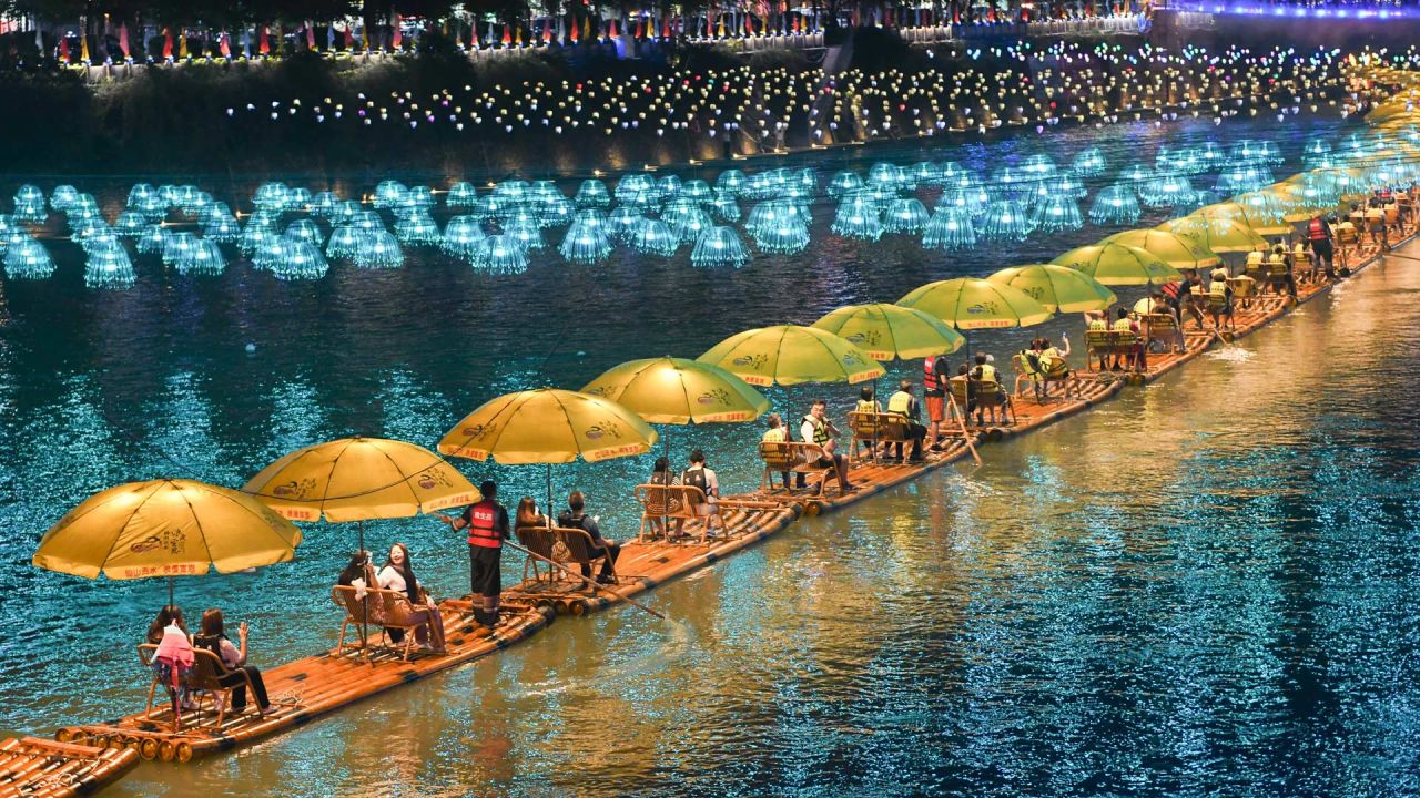 Imagen de personas tomando balsas de bambú en el río Gongshui, en la provincia de Hubei, en el centro de China. | Foto:Xinhua/Cheng Min