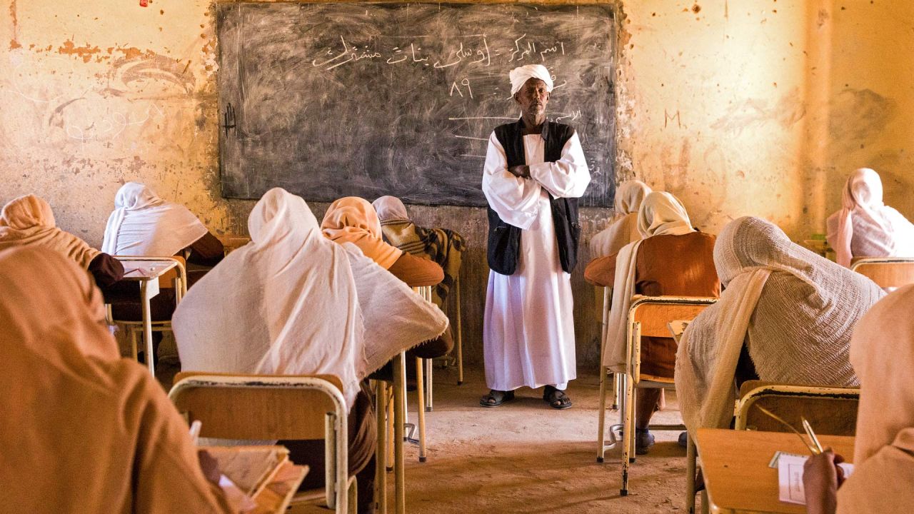 Un profesor vigila a los estudiantes de secundaria durante sus exámenes de fin de año en la aldea de Usli, en el norte de Sudán. | Foto:AFP