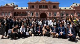 Alumni Fourum frente a Casa Rosada