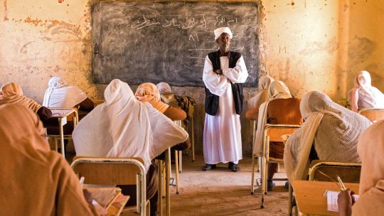 Fotogaleria Un profesor vigila a los estudiantes de secundaria durante sus exámenes de fin de año en la aldea de Usli, en el norte de Sudán