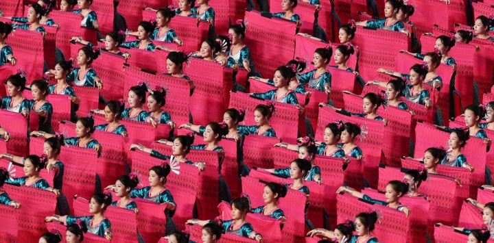 Artistas realizan una presentación durante la ceremonia de inauguración de los XII Juegos Tradicionales Nacionales de Minorías Etnicas de la República Popular China, en Sanya, en la provincia de Hainan, en el sur de China.