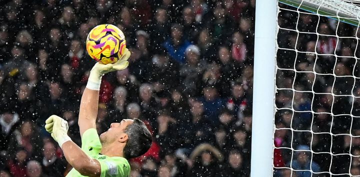 El arquero inglés del Southampton, Alex McCarthy, salta para evitar que la pelota entre en el arco durante el partido de fútbol de la Premier League inglesa entre Southampton y Liverpool en el St Mary's Stadium en Southampton, sur de Inglaterra.