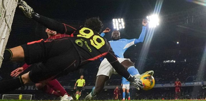 Imagen de Romelu Lukaku, de Napoli, disparando para anotar un gol durante el partido de fútbol de la Serie A entre Napoli y Roma, en Nápoles, Italia.