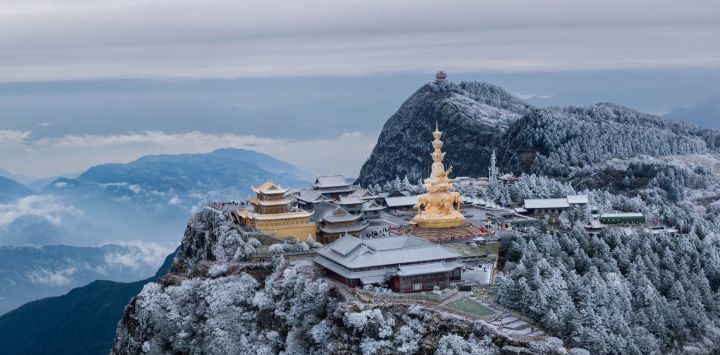 Imagen tomada con un dron de una vista de la cumbre del monte Emei, o Jinding en chino, en la provincia de Sichuan, en el suroeste de China.