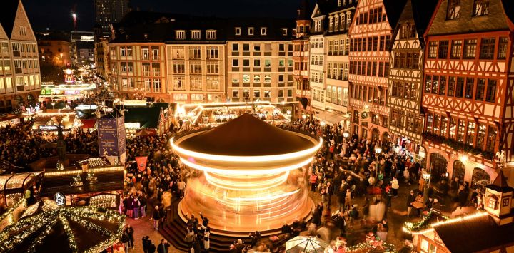 La gente visita la feria navideña que acaba de inaugurarse en la céntrica plaza Roemer en Frankfurt am Main, en el oeste de Alemania.